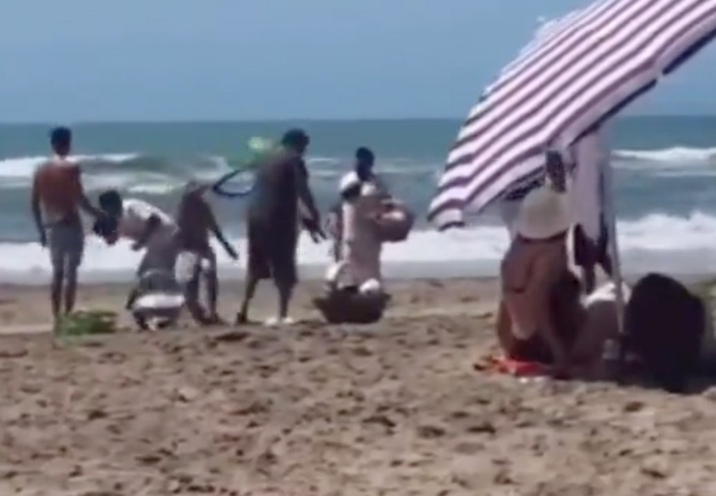 Pelea entre vendedores ambulantes alteró la calma en la playa de Mar Azul