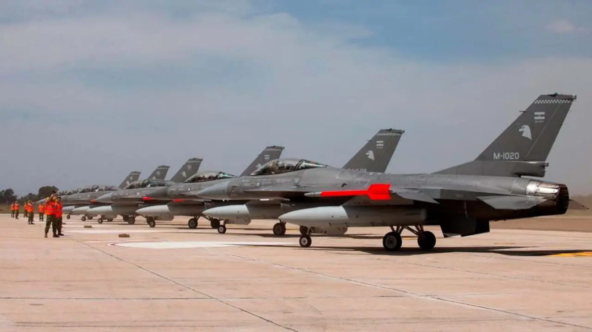 Cazas F-16 en tierra: por qué aún no vuelan los aviones adquiridos por el Gobierno