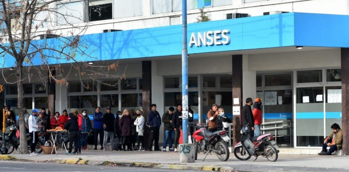 El Gobierno confirmó aumentos en las Asignaciones Familiares y la AUH: nuevos montos y rangos desde marzo