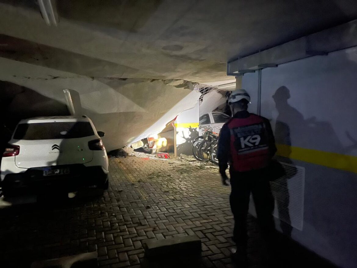 Derrumbe en Parque Patricios: colapsó el patio interno de un complejo Procrear y destruyó más de 60 autos
