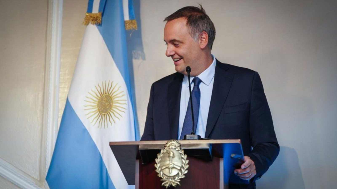 Adorni reaparece tras la polémica: dará una conferencia en medio de tensiones internas