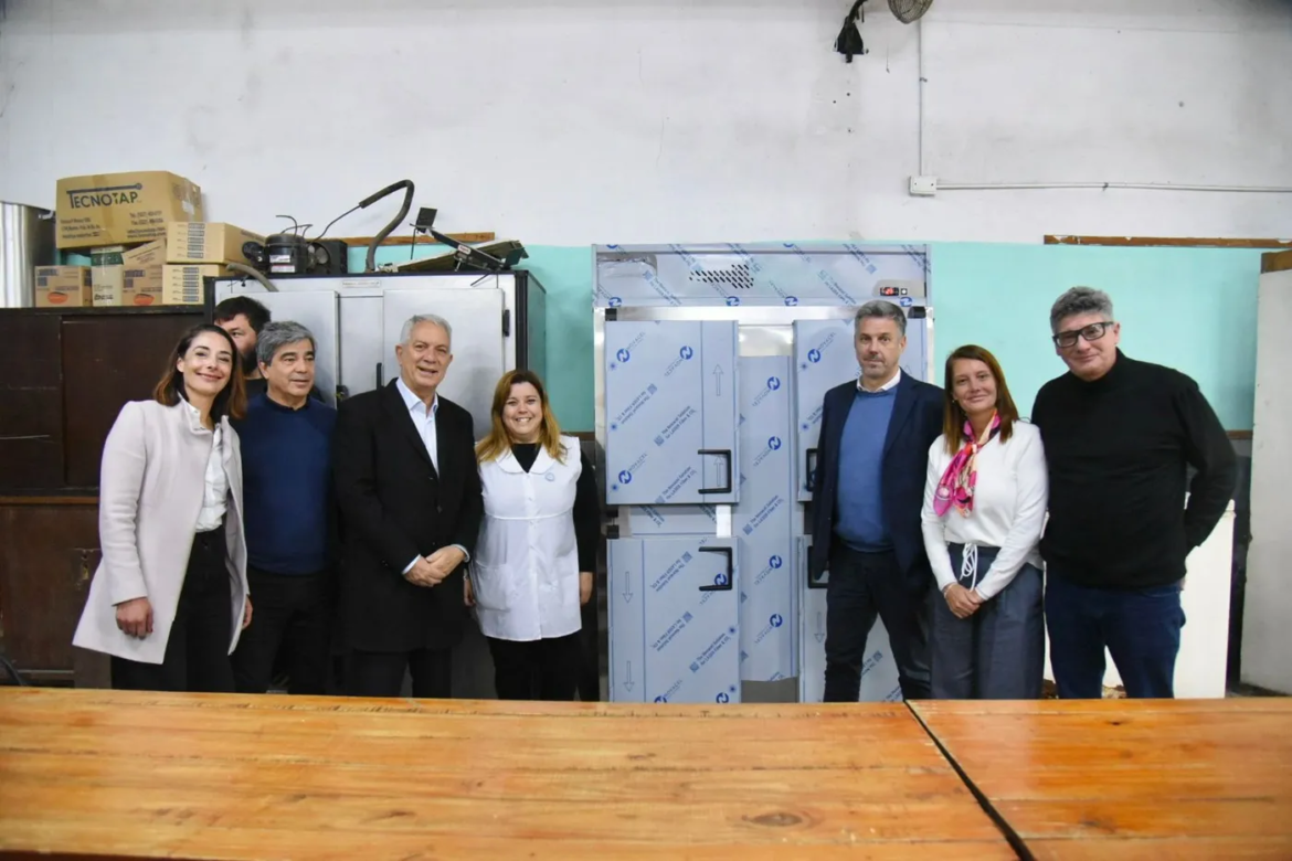 Alak entregó equipamiento a escuelas de La Plata para fortalecer los comedores escolares