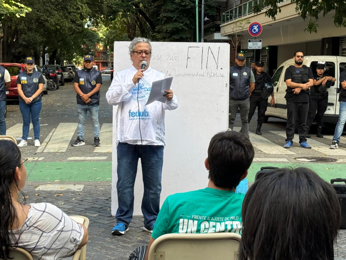 Clases públicas frente a la casa de Adorni: fuerte operativo policial y tensión en Caballito