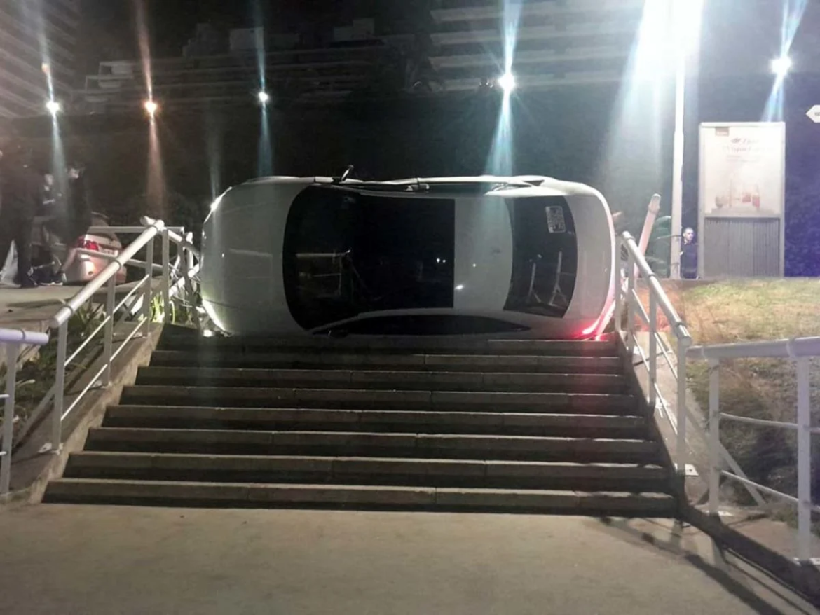 Impactante choque en Mar del Plata: un Audi volcó en las escalinatas del Paseo Victoria Ocampo