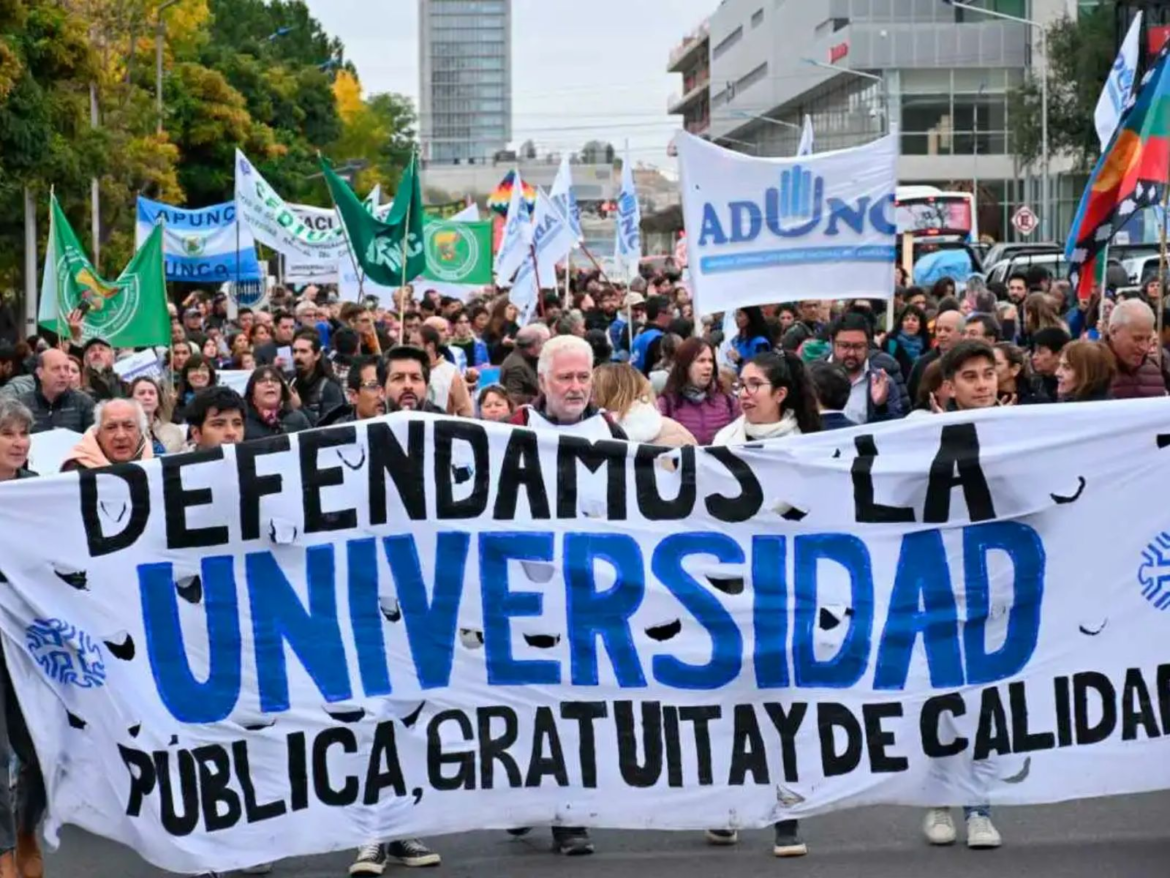 Conflicto universitario: docentes de la UNLP convocan a un paro de una semana y no descartan extender la medida