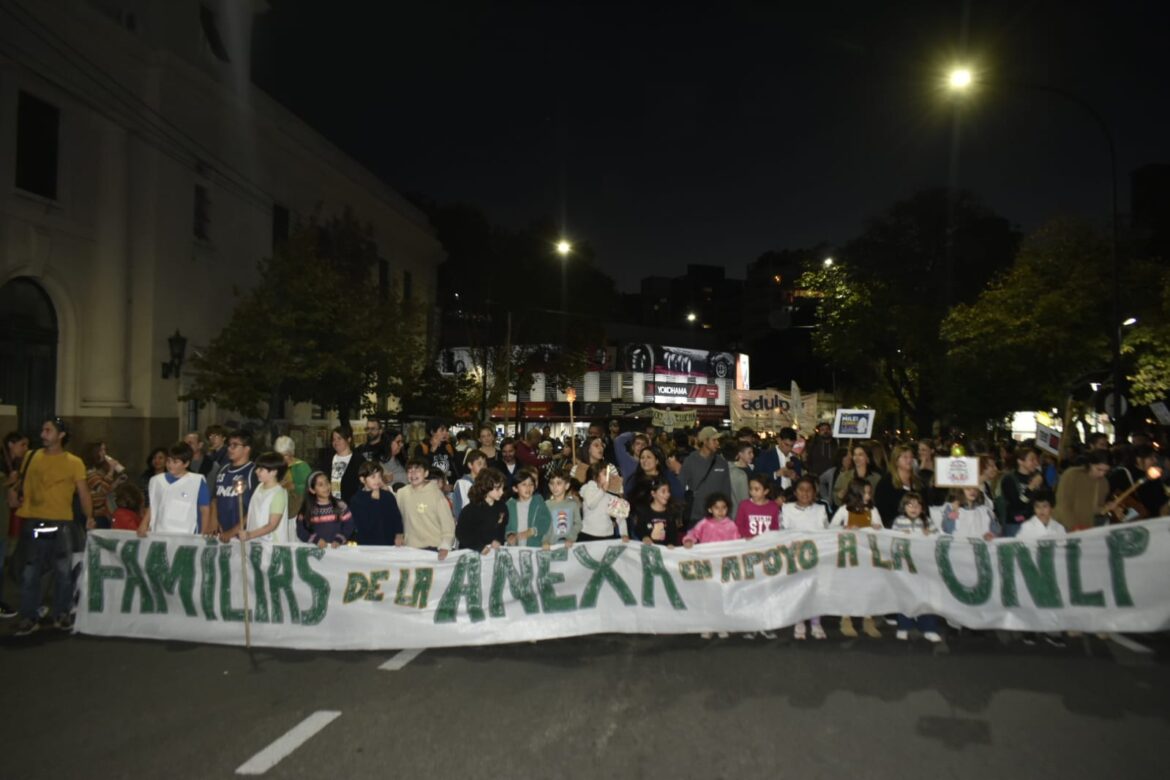 La universidad en pie de lucha: masiva marcha en La Plata reaviva el conflicto por el ajuste educativo