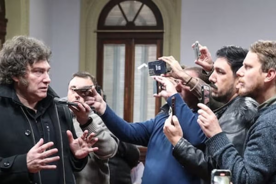 Milei redobla sus críticas al periodismo y agita la confrontación política