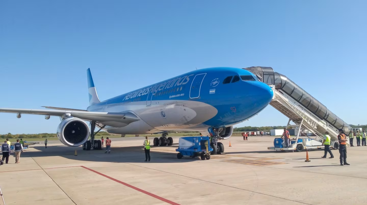 El Gobierno aumenta las tasas aeroportuarias y encarece los pasajes en todo el país