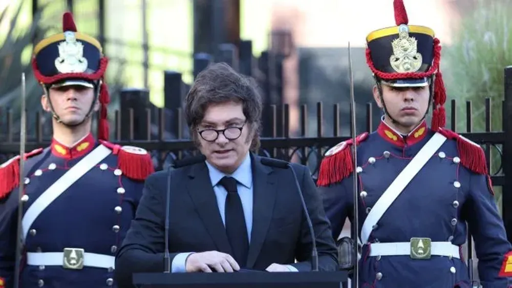 Milei encabeza el acto por Malvinas en Plaza San Martín junto a Adorni en un contexto político sensible