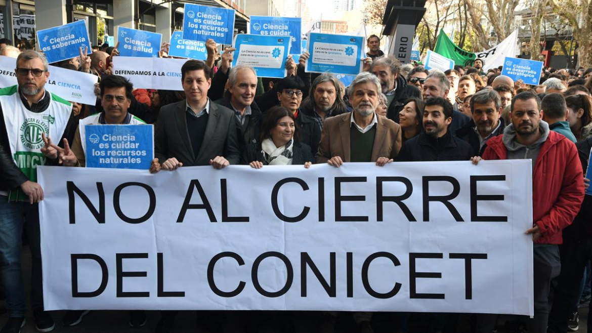 Protesta de investigadores del CONICET en todo el país por recortes y pérdida salarial