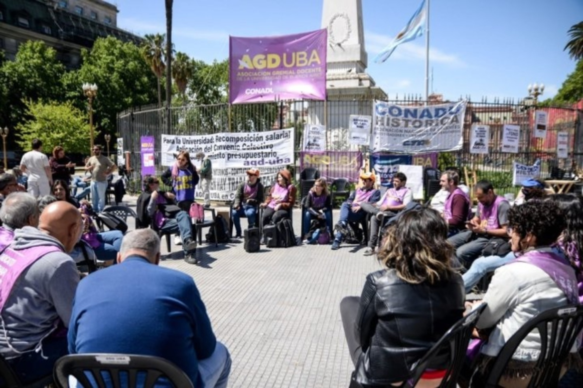 Clases públicas en Plaza de Mayo: docentes universitarios intensifican el reclamo por financiamiento
