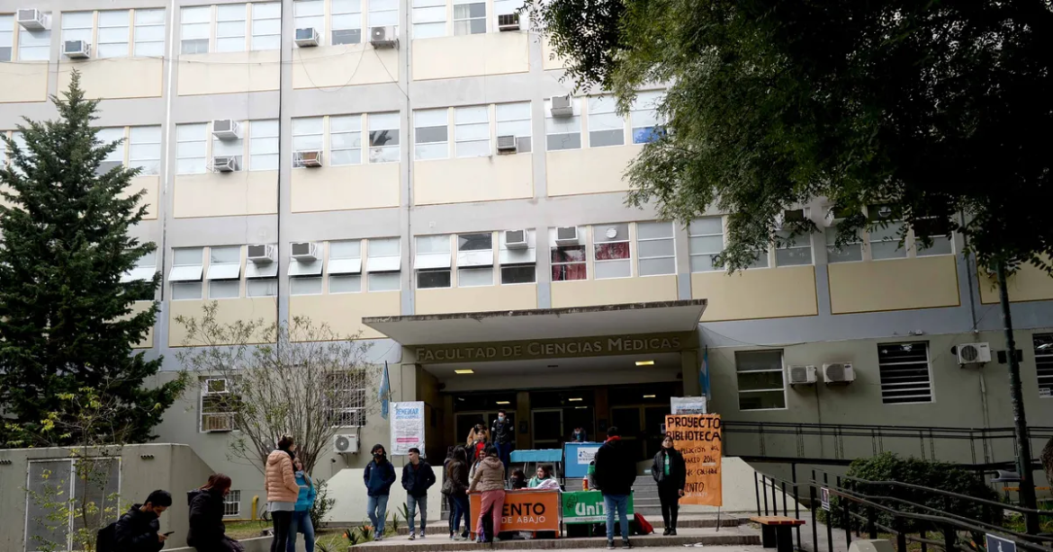 Estudiantes de Medicina de la UNLP reclaman por inscripciones desbordadas y falta de cupos