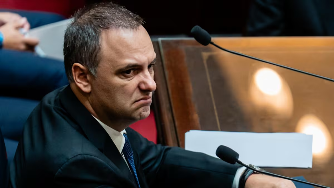 Adorni se defiende en medio de la investigación y denuncia una “carnicería mediática”