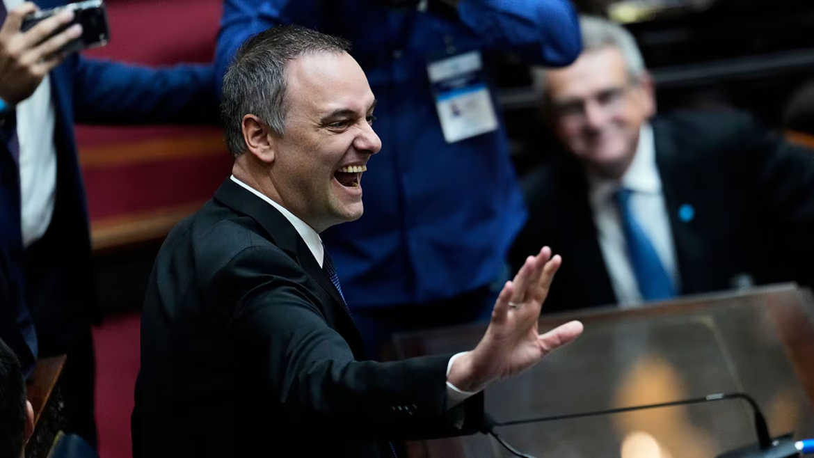 Adorni retomó las conferencias, evitó responder sobre su patrimonio y fue cuestionado por la custodia para su familia