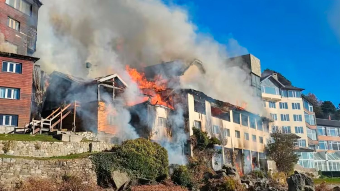 Dramático incendio en un histórico hotel de Bariloche: evacuaron a huéspedes y trabajan para determinar cómo comenzó el fuego