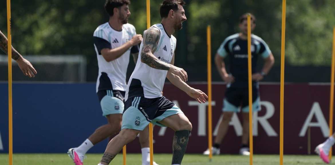 Scaloni recuperó a todo el plantel y define una sola variante para el duelo clave ante Austria