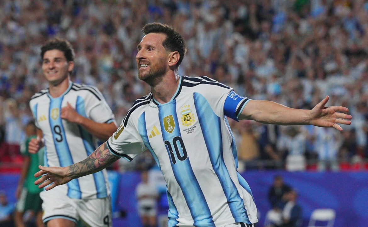 Messi brilló con un triplete y Argentina arrancó el Mundial con una goleada