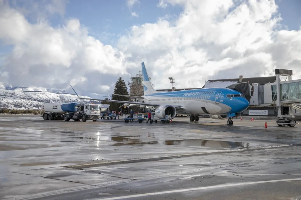 Bariloche: se normalizan los vuelos tras la intensa nevada que obligó a cancelar operaciones