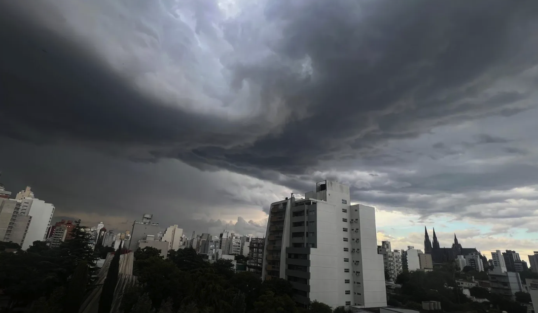 Elevan a ‘naranja’ el nivel de alerta por tormentas para la tarde-noche en La Plata