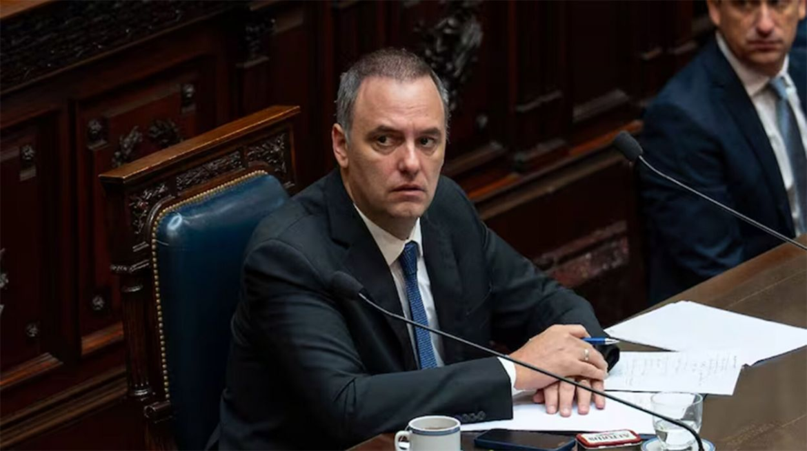 La Justicia le prohibió salir del país a Manuel Adorni mientras avanza la investigación por presunto enriquecimiento ilícito