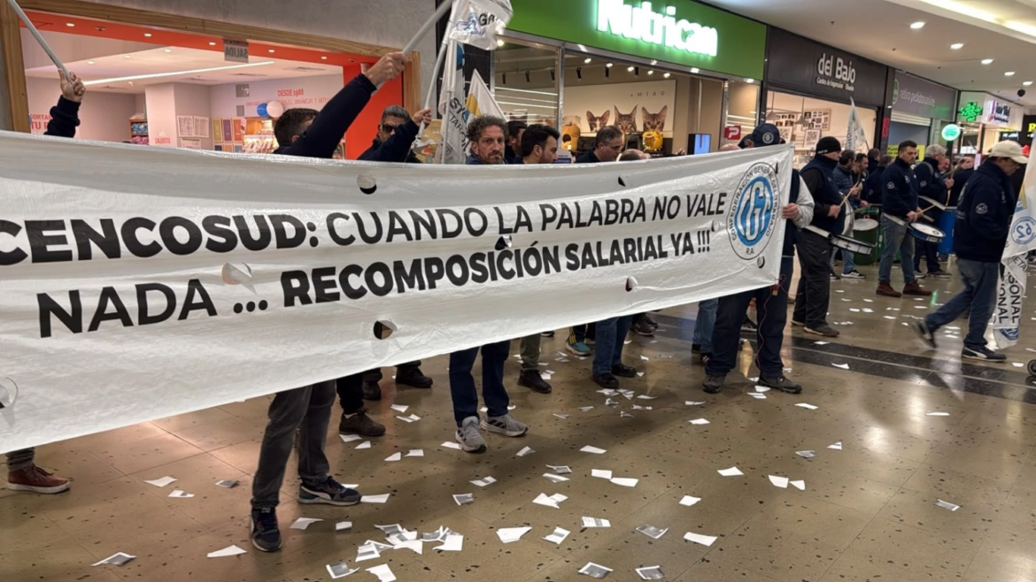 Crece el conflicto en Cencosud: personal jerárquico protesta por aumentos salariales adeudados y advierte que podría profundizar las medidas