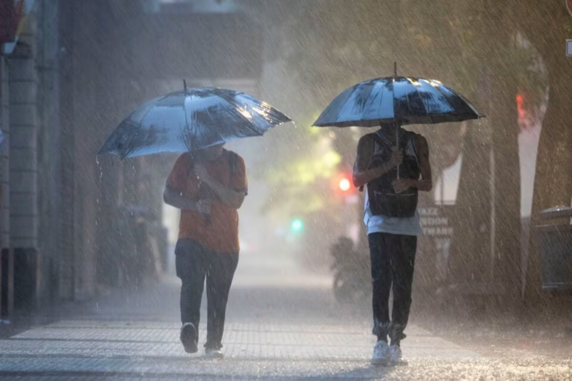 La Plata en alerta naranja por tormentas: prevén ráfagas, granizo y fuerte actividad eléctrica