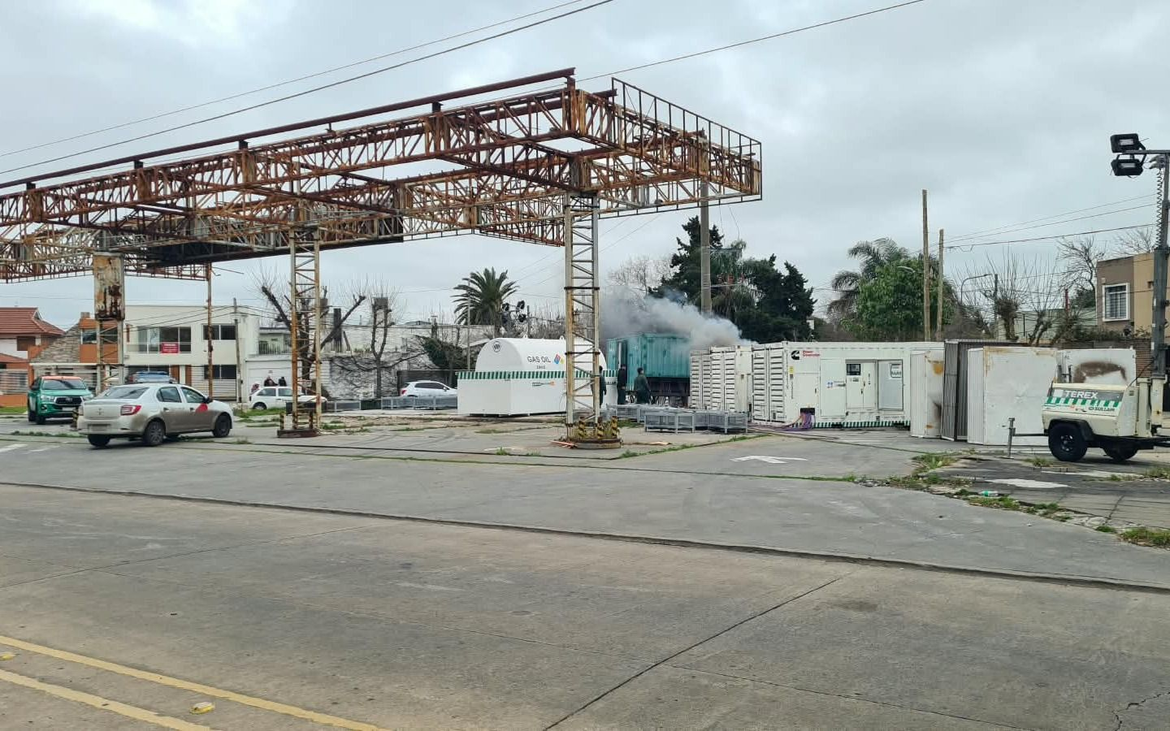La Plata: estiman que los grupos electrógenos seguirán funcionando entre dos y tres semanas tras el incendio en Tolosa