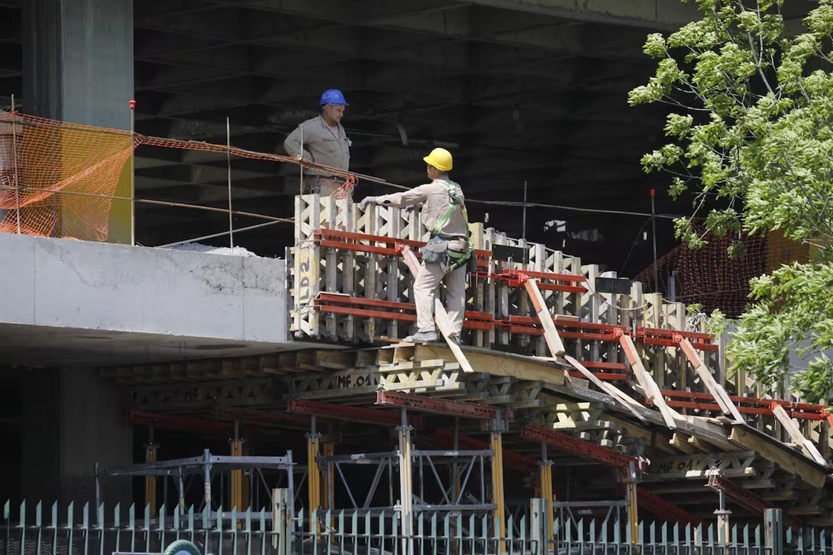 La construcción perdió ritmo, aunque los permisos de obra anticipan mejores perspectivas