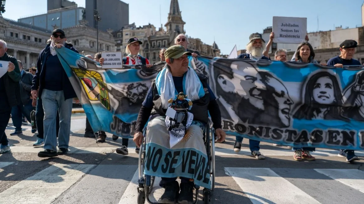 Jubilados marcharon al Congreso contra el ajuste y hubo tensión entre Pietragalla y la Policía
