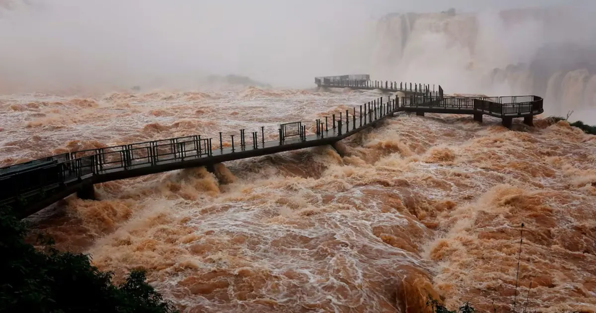 La crecida del río Iguazú obligó a cerrar el Circuito Superior de las Cataratas
